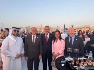 مجموعة من الضيوف يتظاهرون معًا في حفل استقبال خارجي