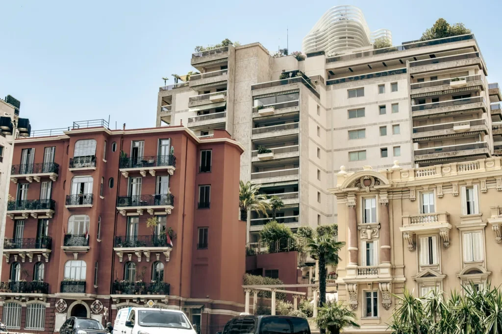 Buyer and adviser discussing a Moroccan property offer
