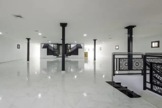مركز تجاري عامل يضم 11 محلاً قرب جامع الفنا - 3