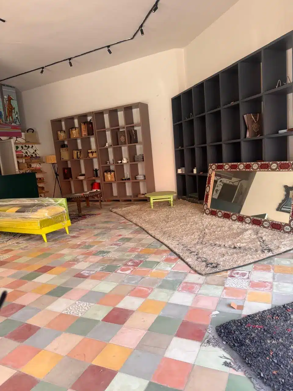 محل تجاري مجدد على زاوية بواجهات عرض كبيرة في مراكش