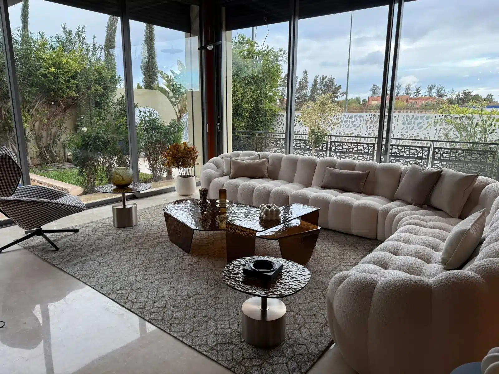Luxury five-suite villa with garden and pool on Mohammed VI Boulevard